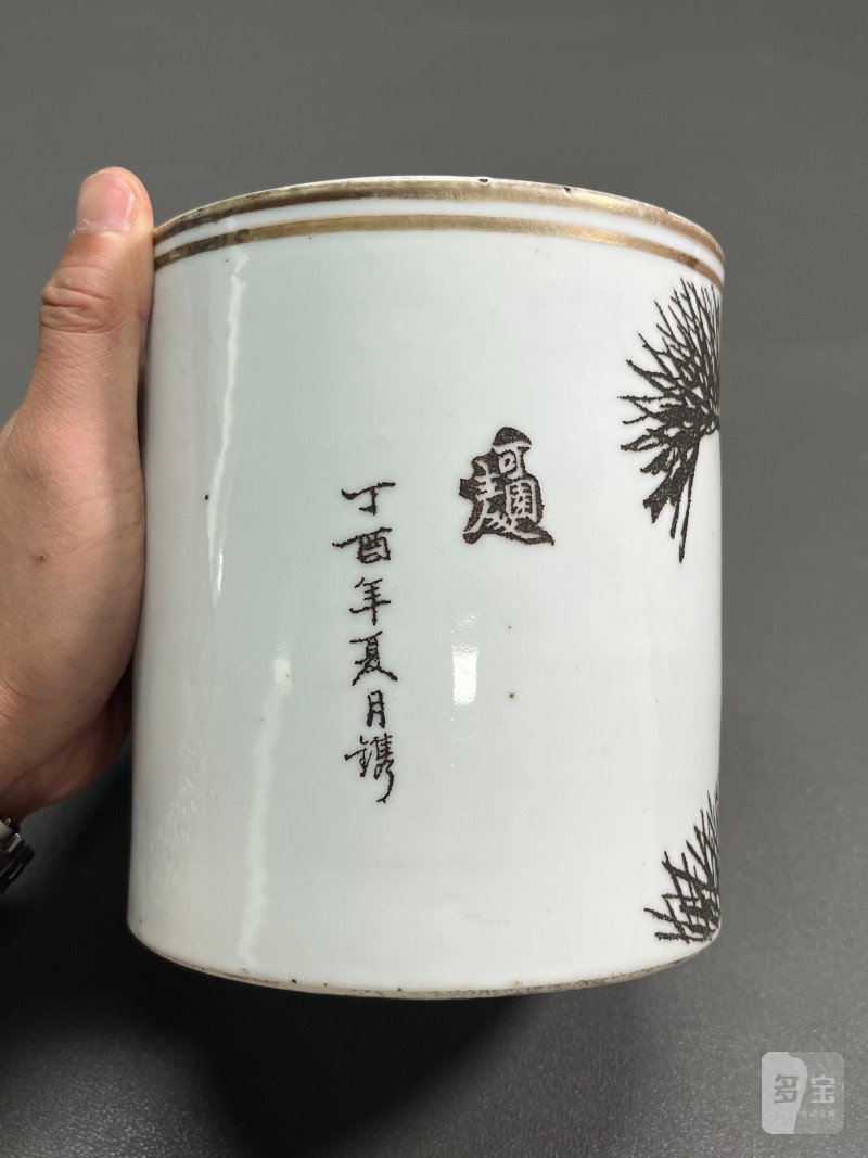 清同治  刻瓷描金苍松图笔筒 - 图20